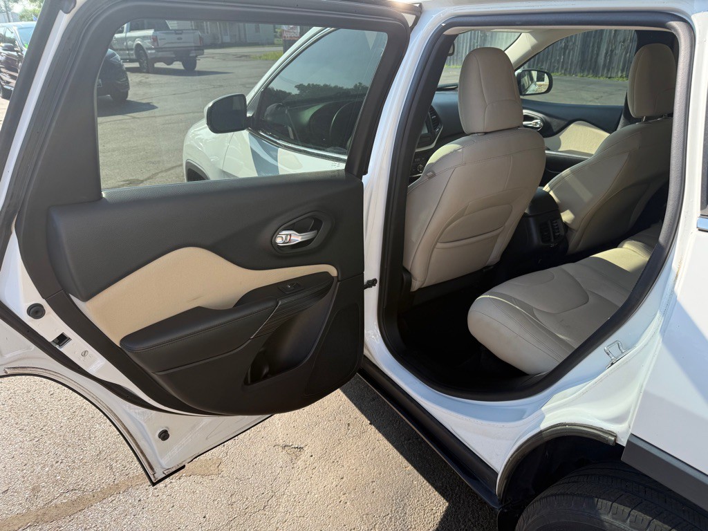 2016 Jeep Cherokee Image 12