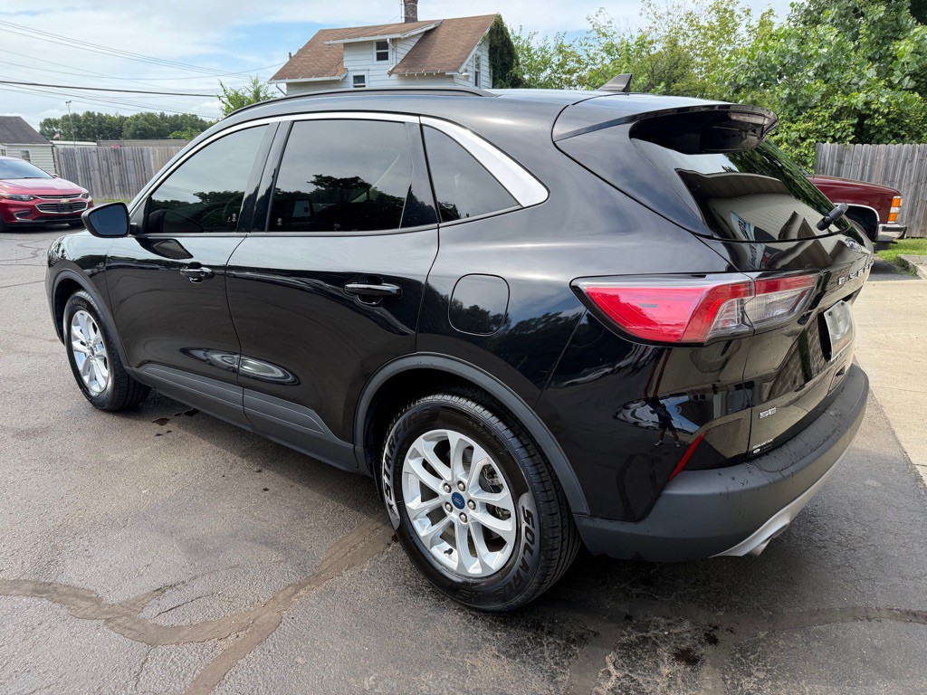 2022 Ford Escape Image 2