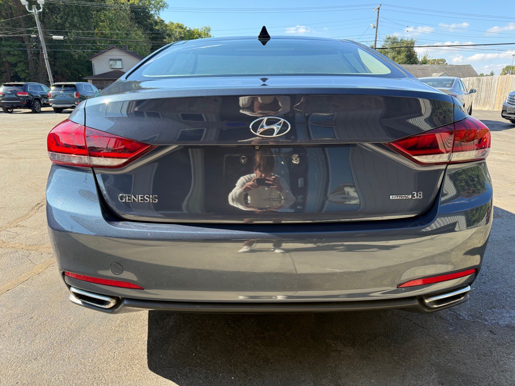 2015 Hyundai Genesis Image 4