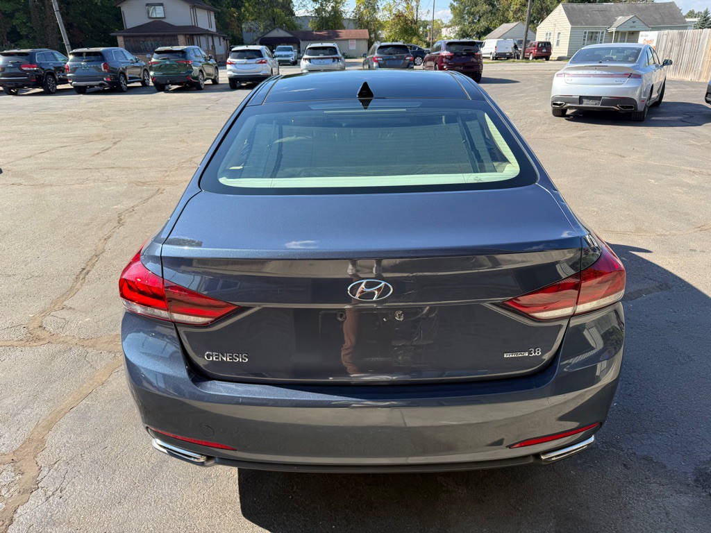 2015 Hyundai Genesis Image 5