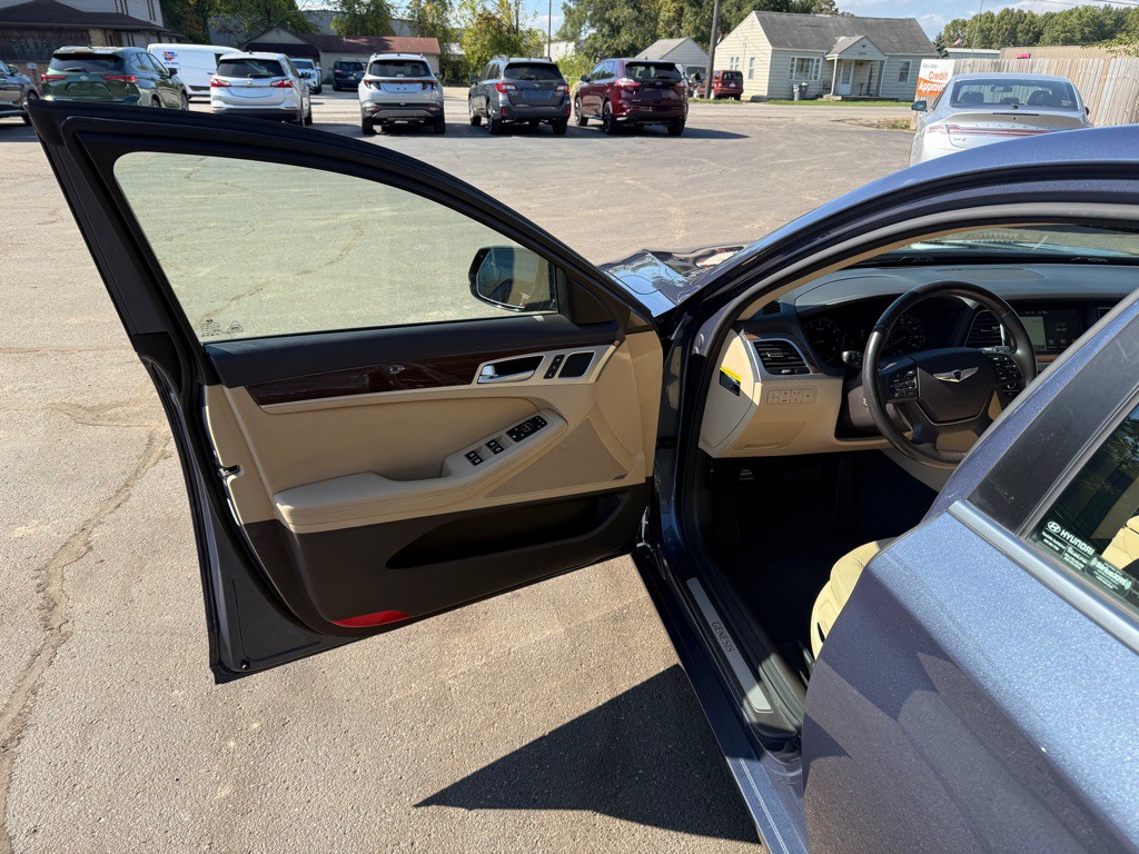 2015 Hyundai Genesis Image 10