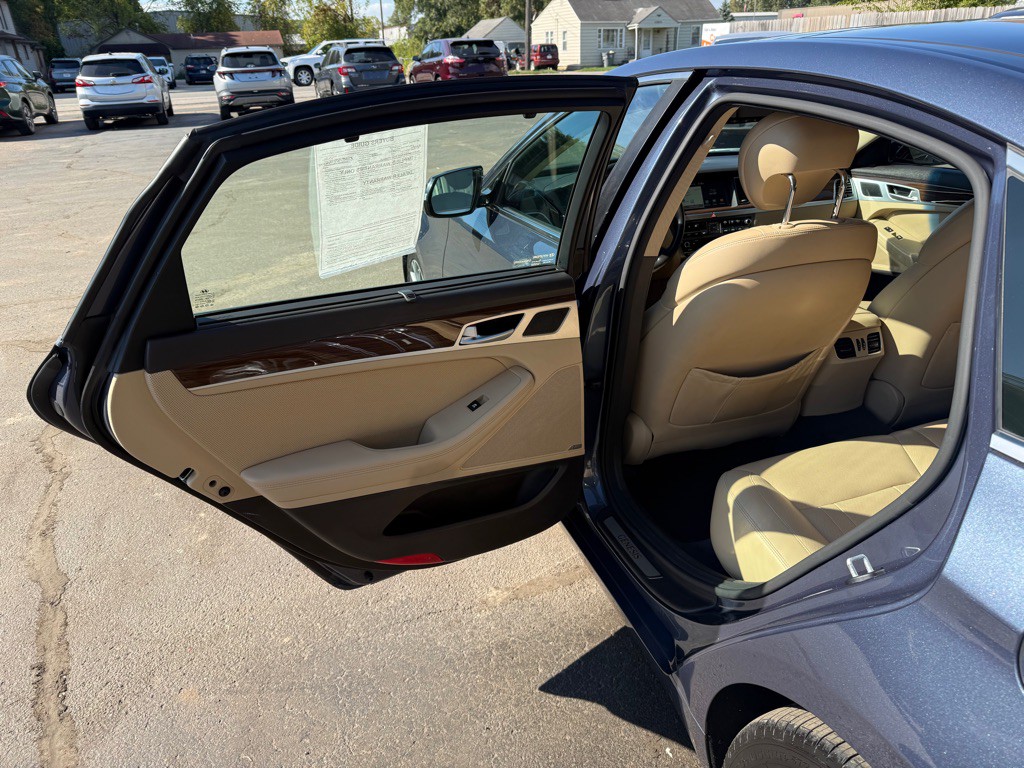 2015 Hyundai Genesis Image 13