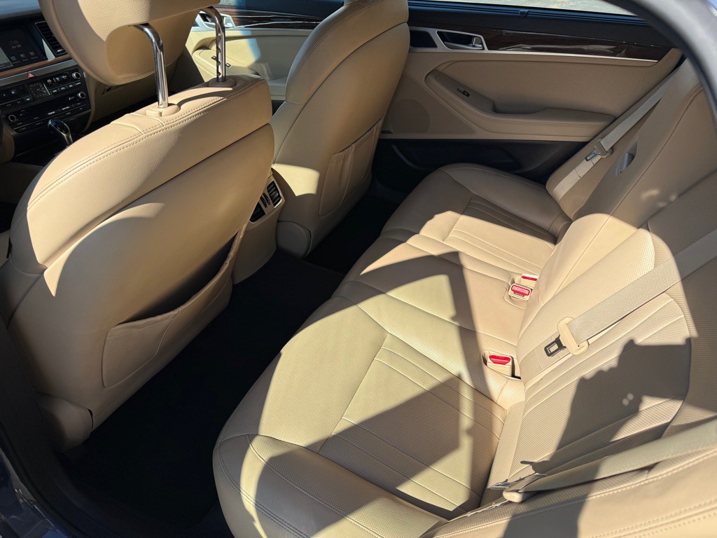 2015 Hyundai Genesis Image 14