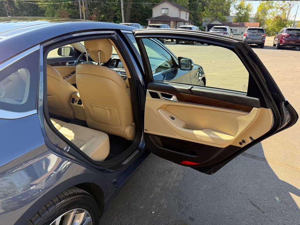 2015 Hyundai Genesis Image 16