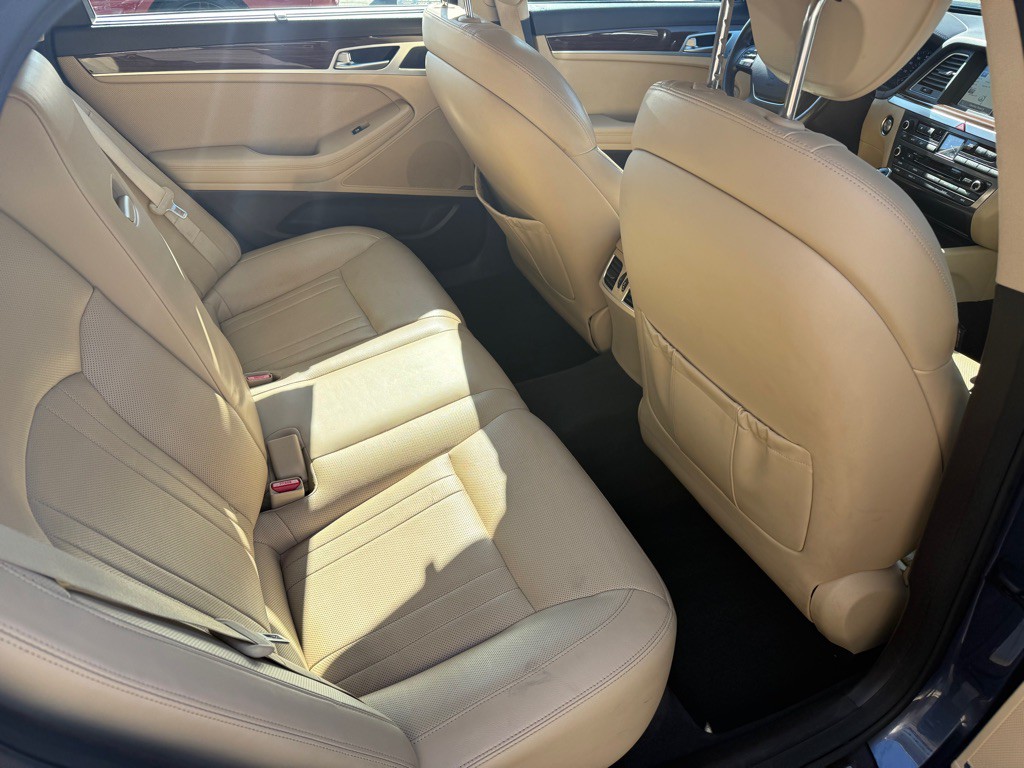 2015 Hyundai Genesis Image 17