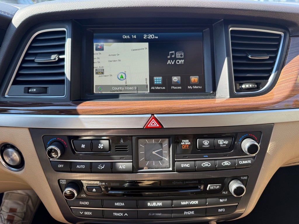 2015 Hyundai Genesis Image 22