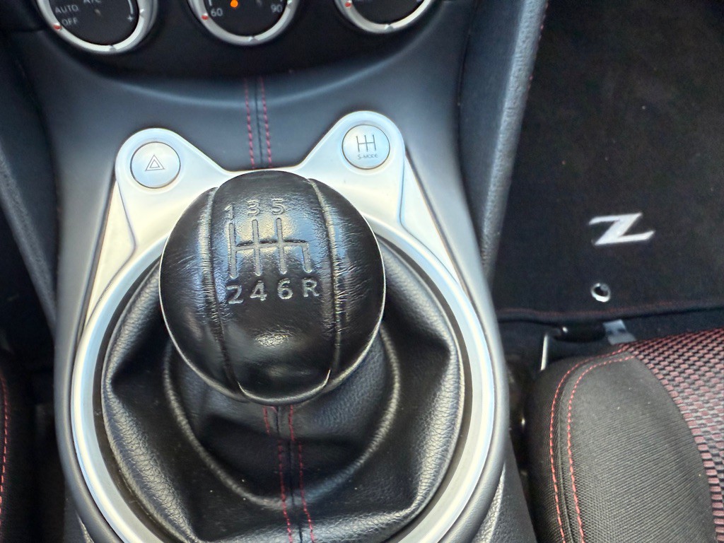 2011 Nissan 370Z Image 28