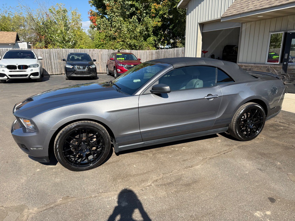 2010 Ford Mustang Image 2