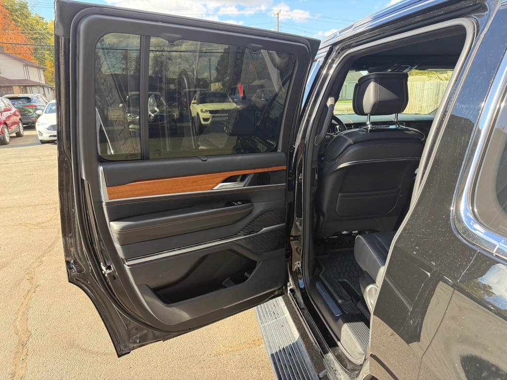 2023 Jeep Grand Cherokee Image 10