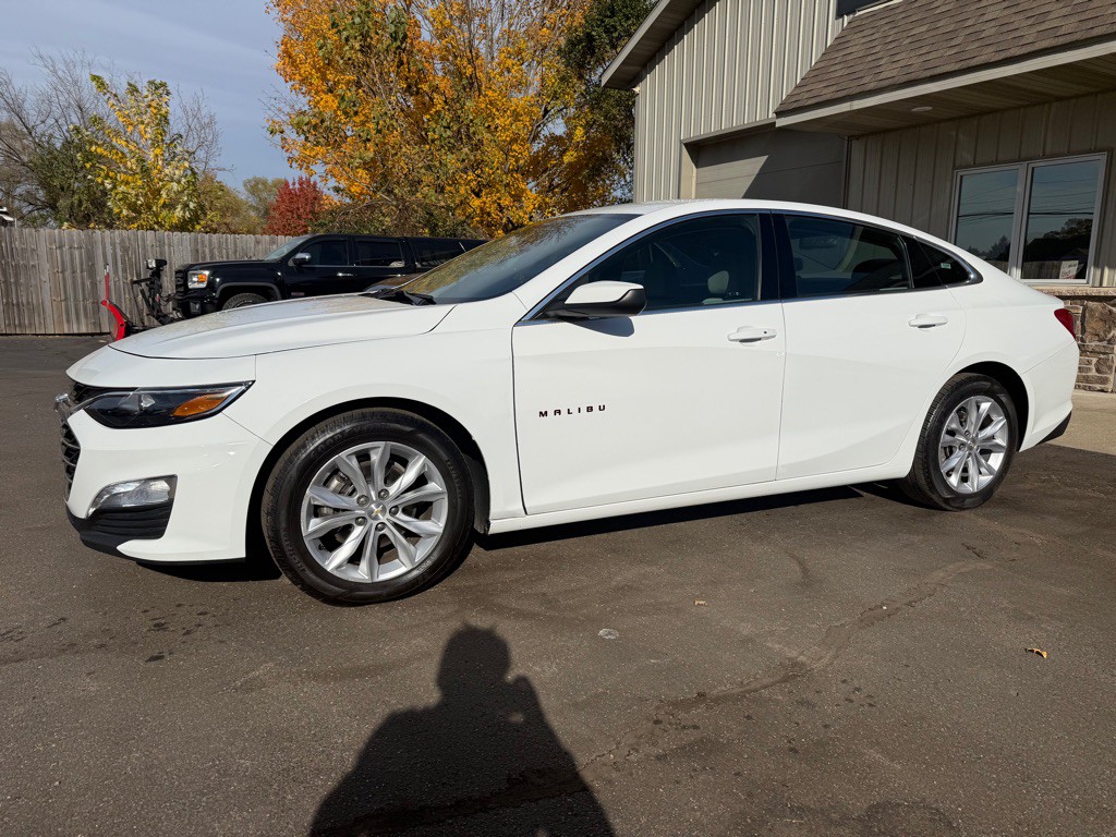 2022 Chevrolet Malibu Image 2