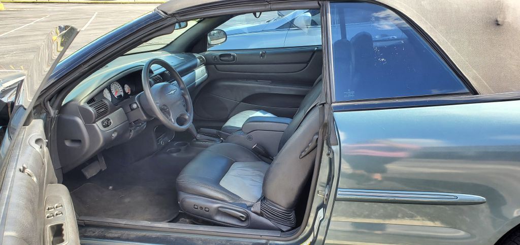 2006 Chrysler Sebring Image 2