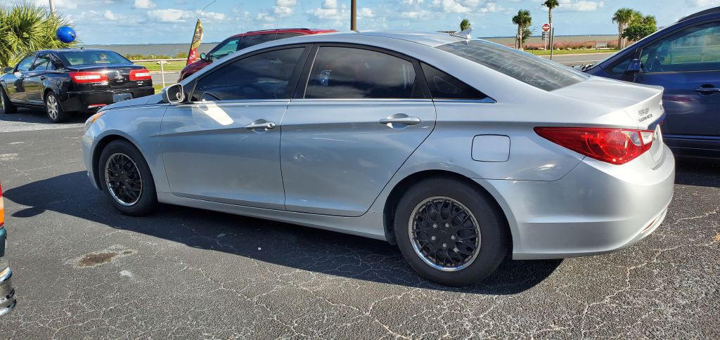 2011 Hyundai Sonata Image 2