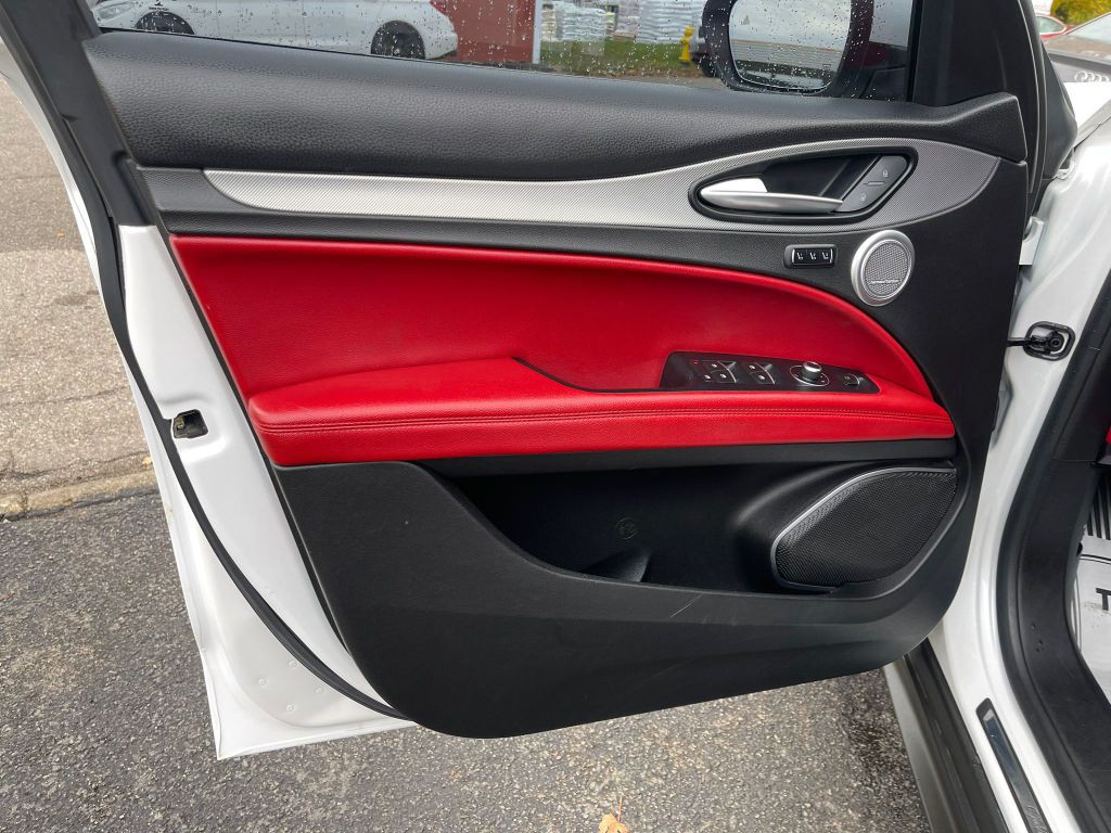 2018 Alfa Romeo Stelvio Image 16
