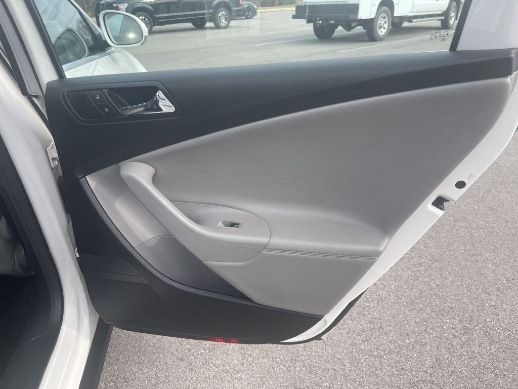 2007 Volkswagen Passat Image 16