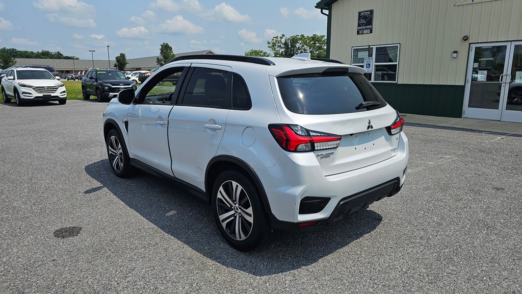 2022 Mitsubishi Outlander Image 2