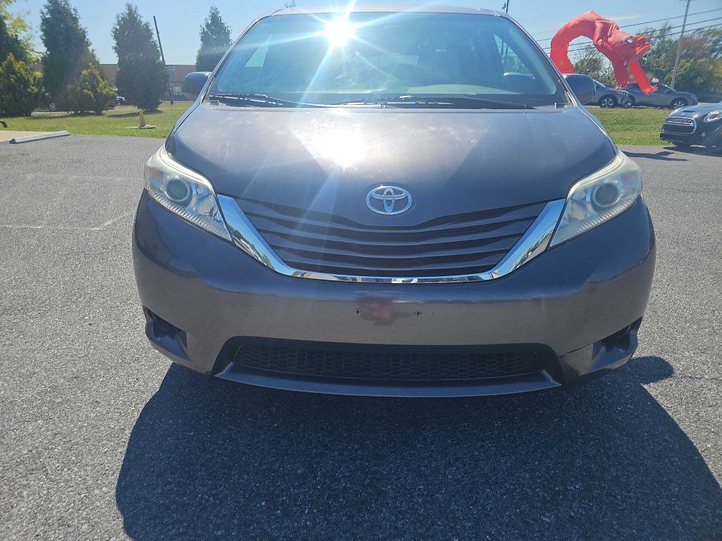 2017 Toyota Sienna Image 2