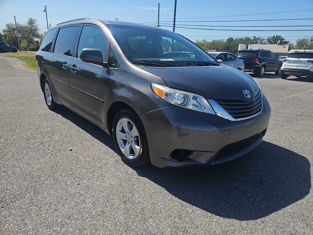 2017 Toyota Sienna Image 3