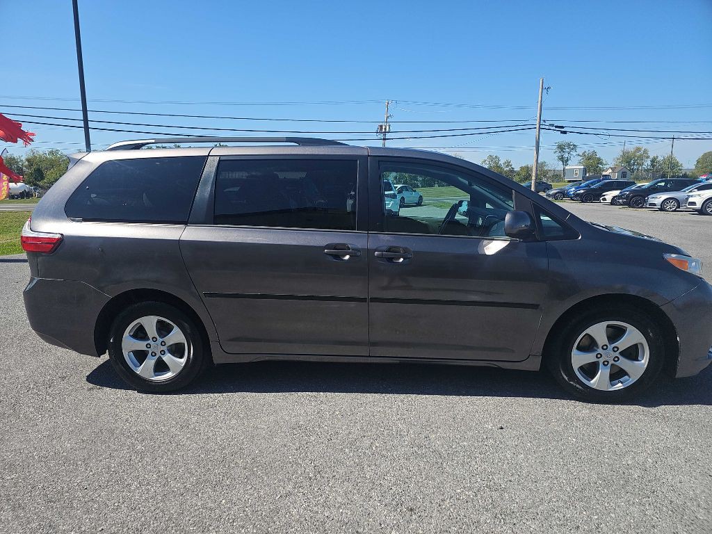 2017 Toyota Sienna Image 4