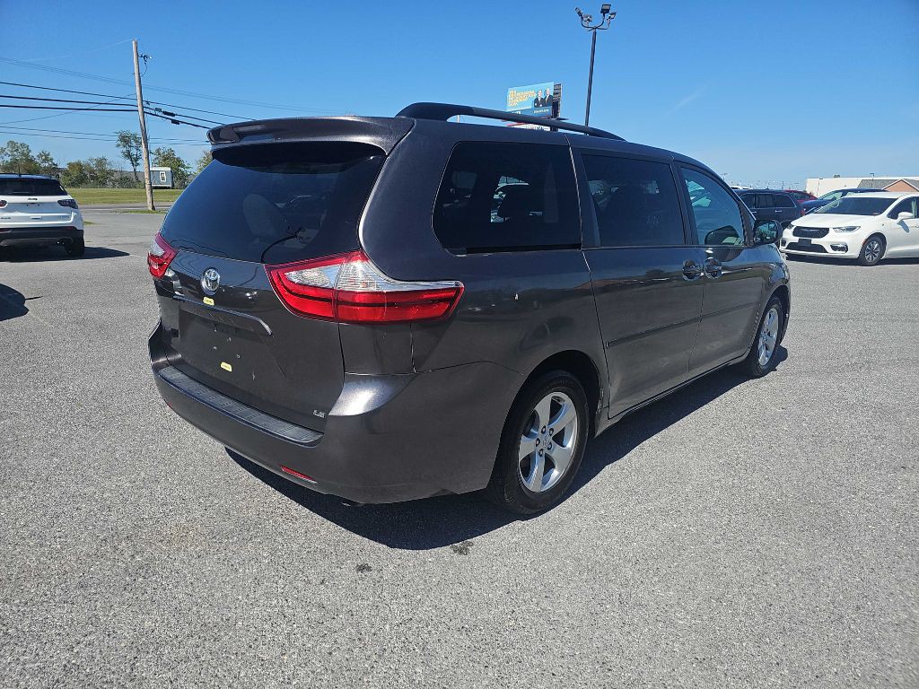 2017 Toyota Sienna Image 5