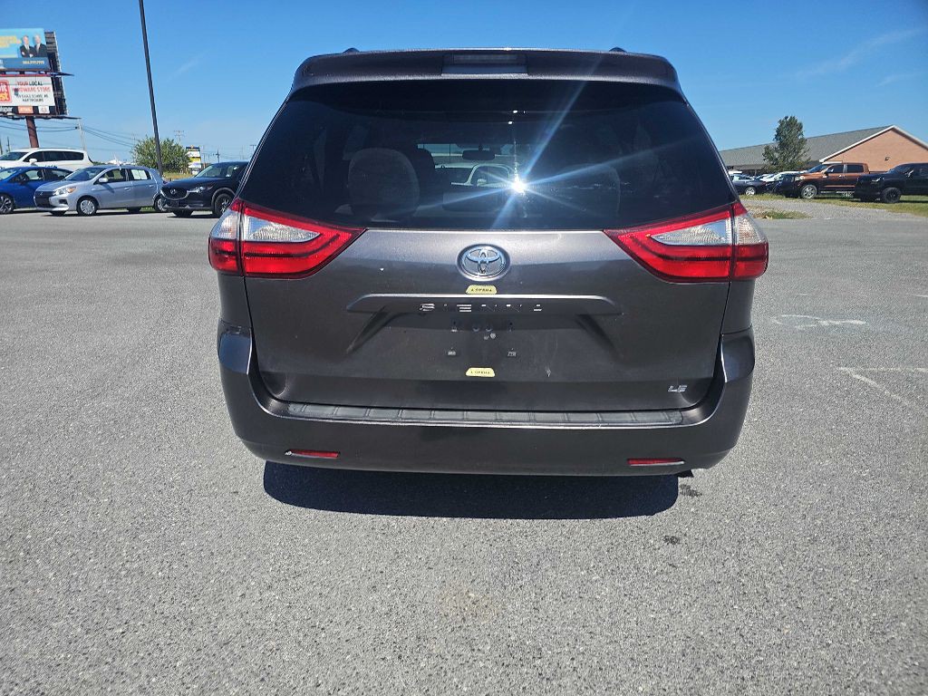 2017 Toyota Sienna Image 6
