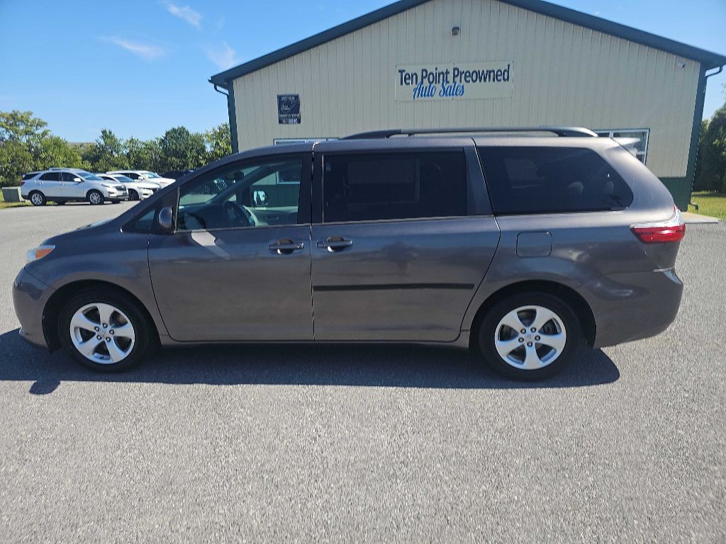 2017 Toyota Sienna Image 7
