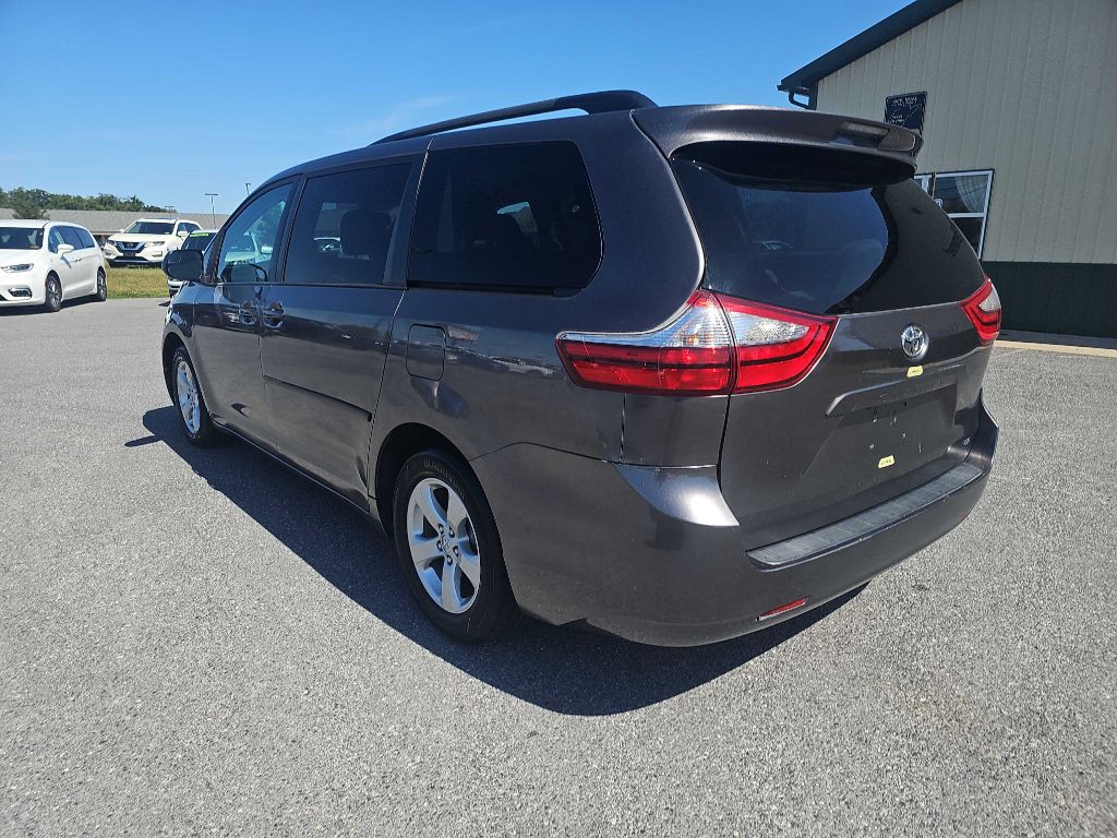 2017 Toyota Sienna Image 8