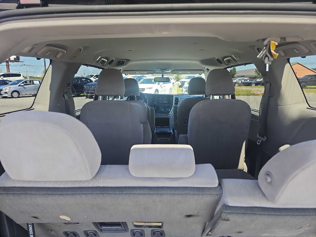 2017 Toyota Sienna Image 9