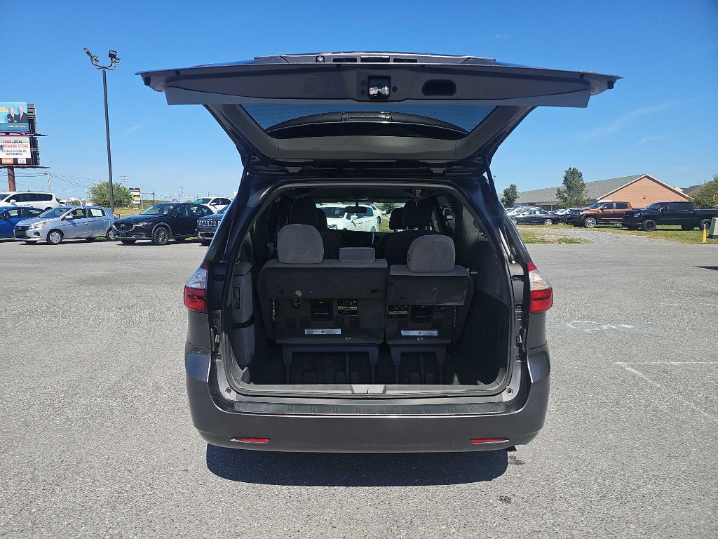 2017 Toyota Sienna Image 10