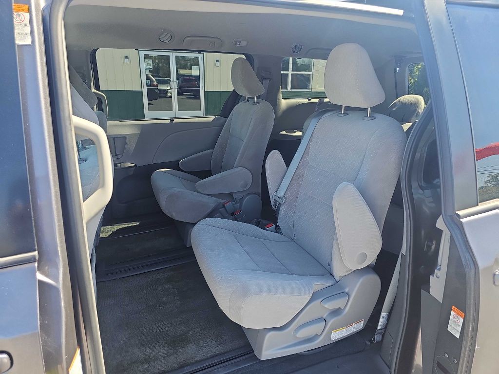 2017 Toyota Sienna Image 11