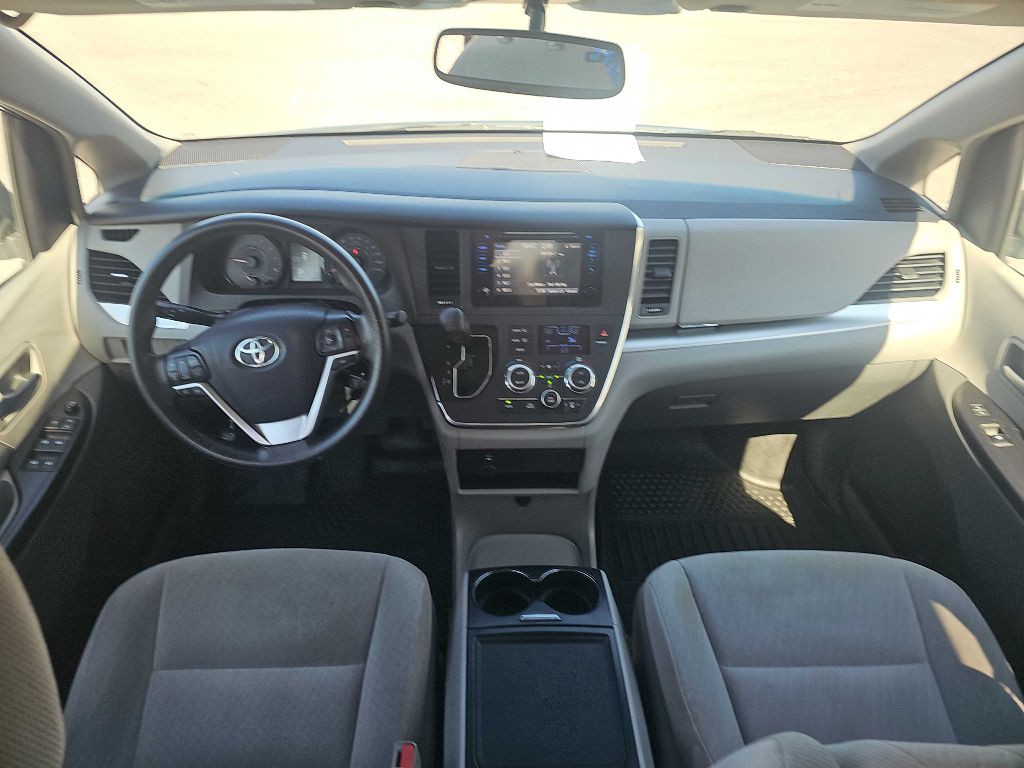 2017 Toyota Sienna Image 13