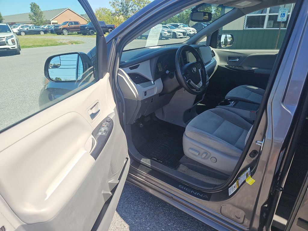 2017 Toyota Sienna Image 15