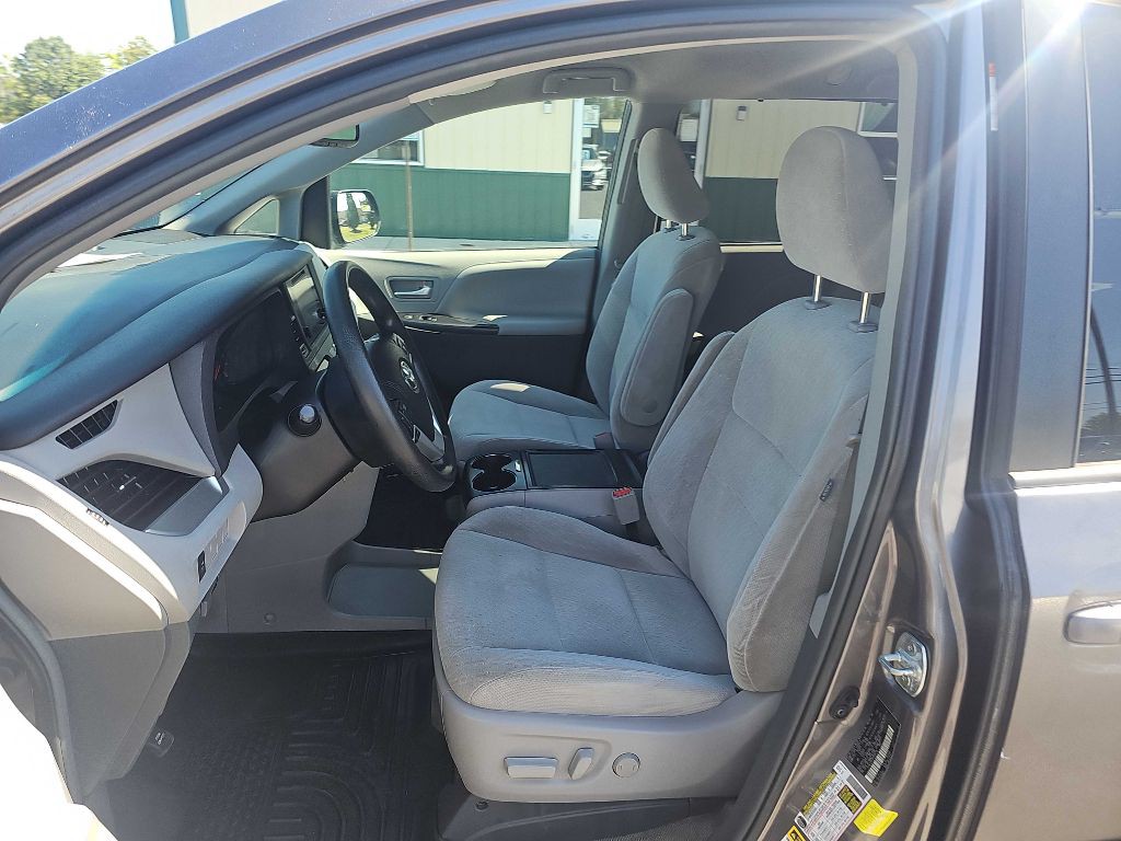 2017 Toyota Sienna Image 16