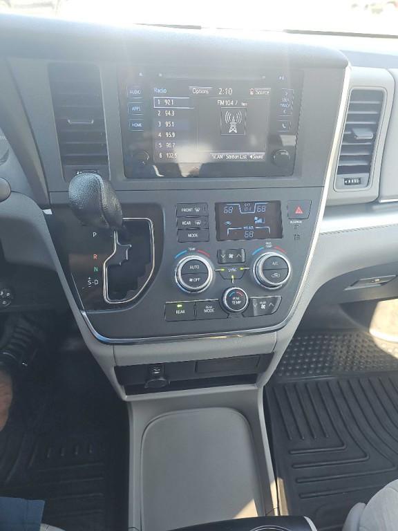 2017 Toyota Sienna Image 17