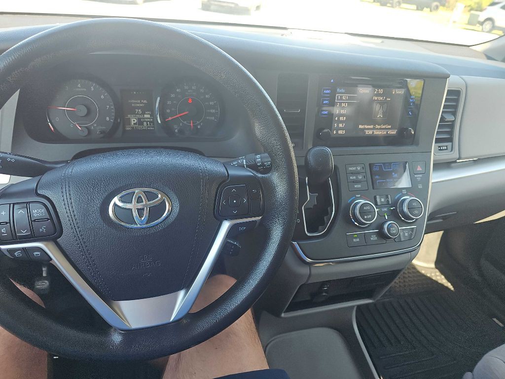 2017 Toyota Sienna Image 19