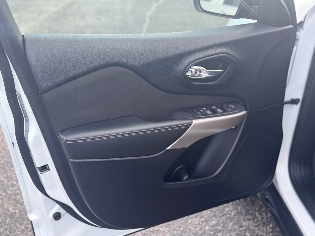 2017 Jeep Cherokee Image 12