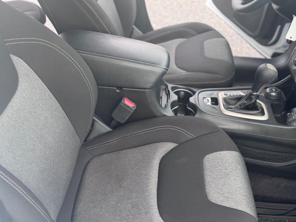 2017 Jeep Cherokee Image 18