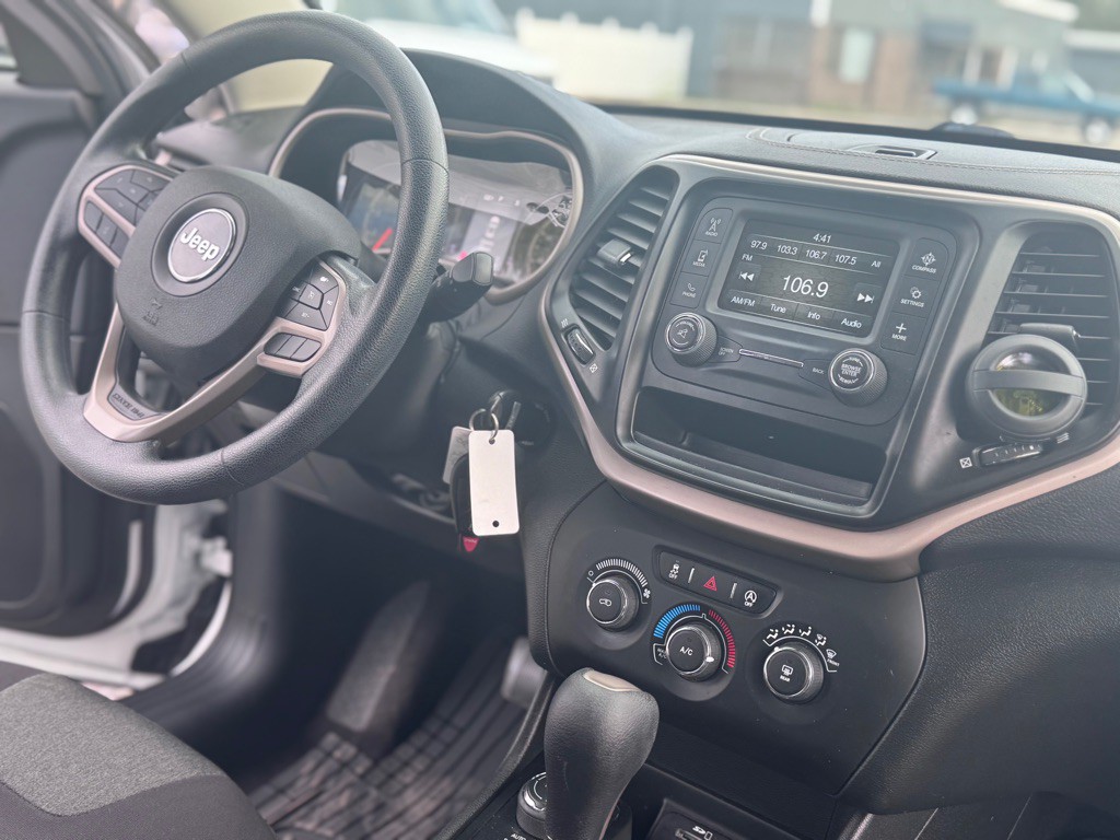 2017 Jeep Cherokee Image 19