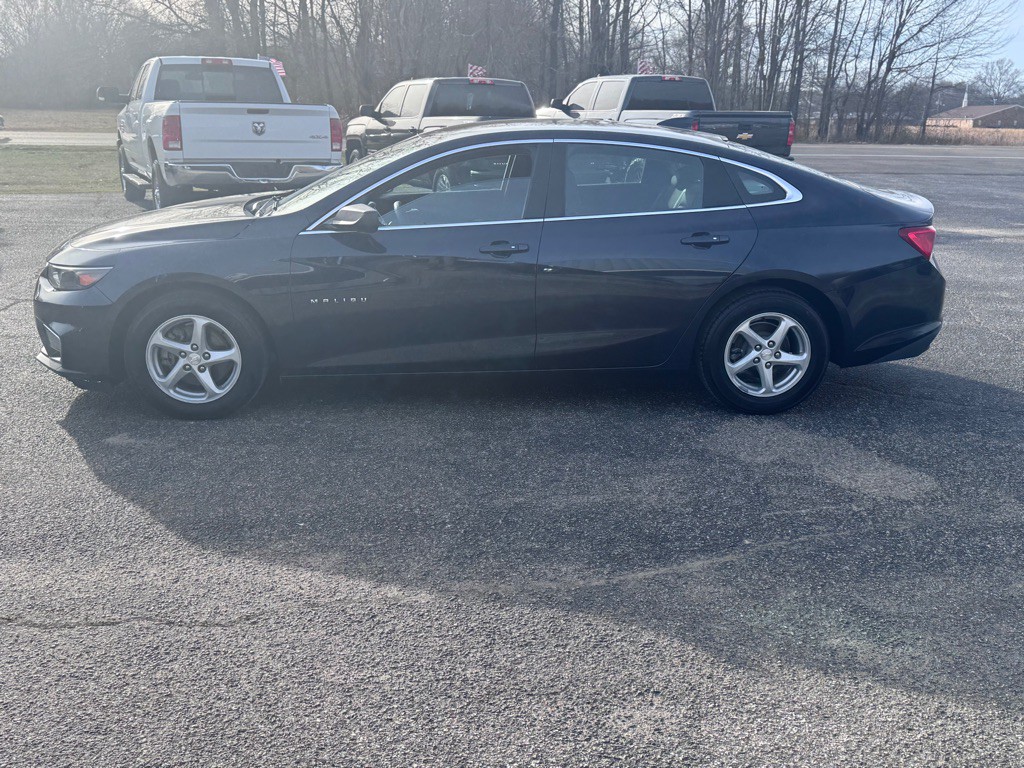 2017 Chevrolet Malibu Image 2
