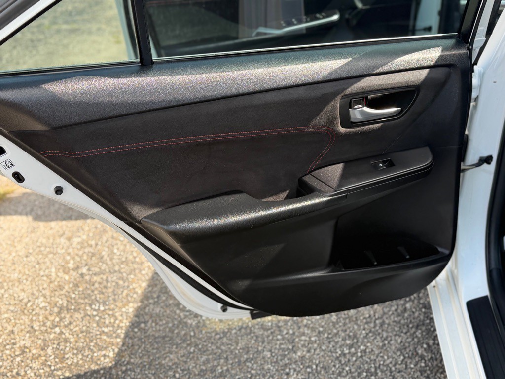 2016 Toyota Camry Image 12
