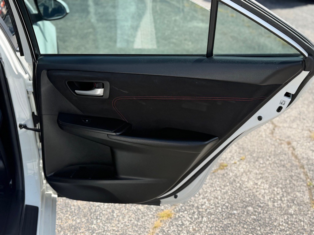 2016 Toyota Camry Image 14