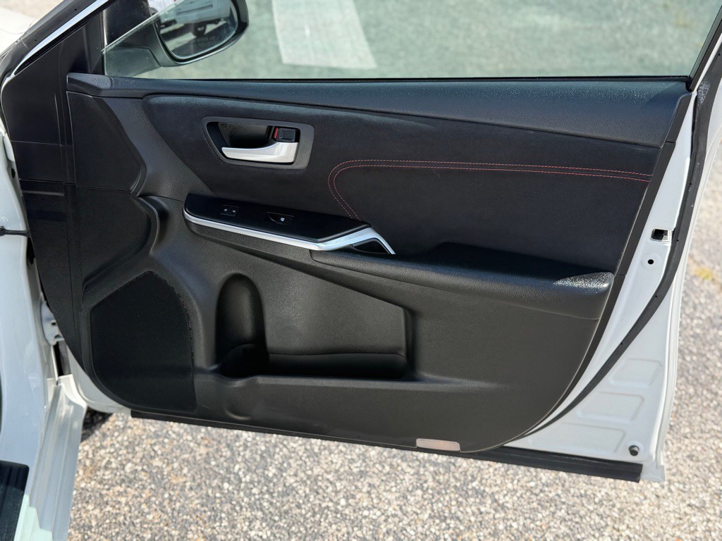 2016 Toyota Camry Image 16
