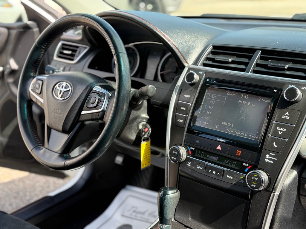 2016 Toyota Camry Image 18
