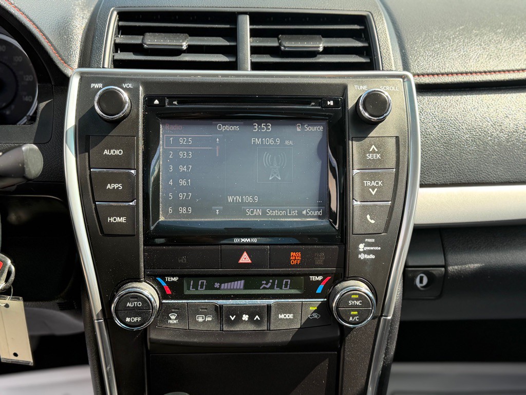 2016 Toyota Camry Image 19