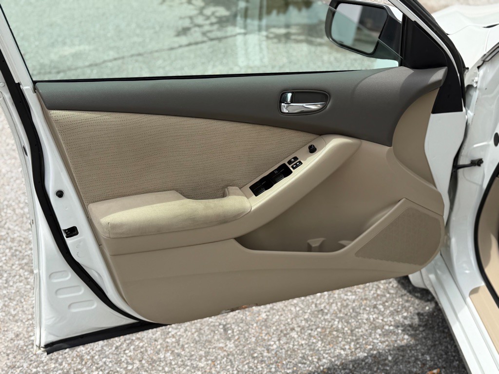2010 Nissan Altima Image 9