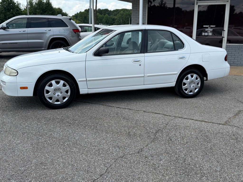 1995 Nissan Altima Image 1