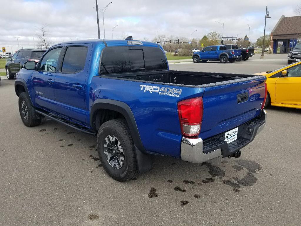 2017 Toyota Tacoma Image 8