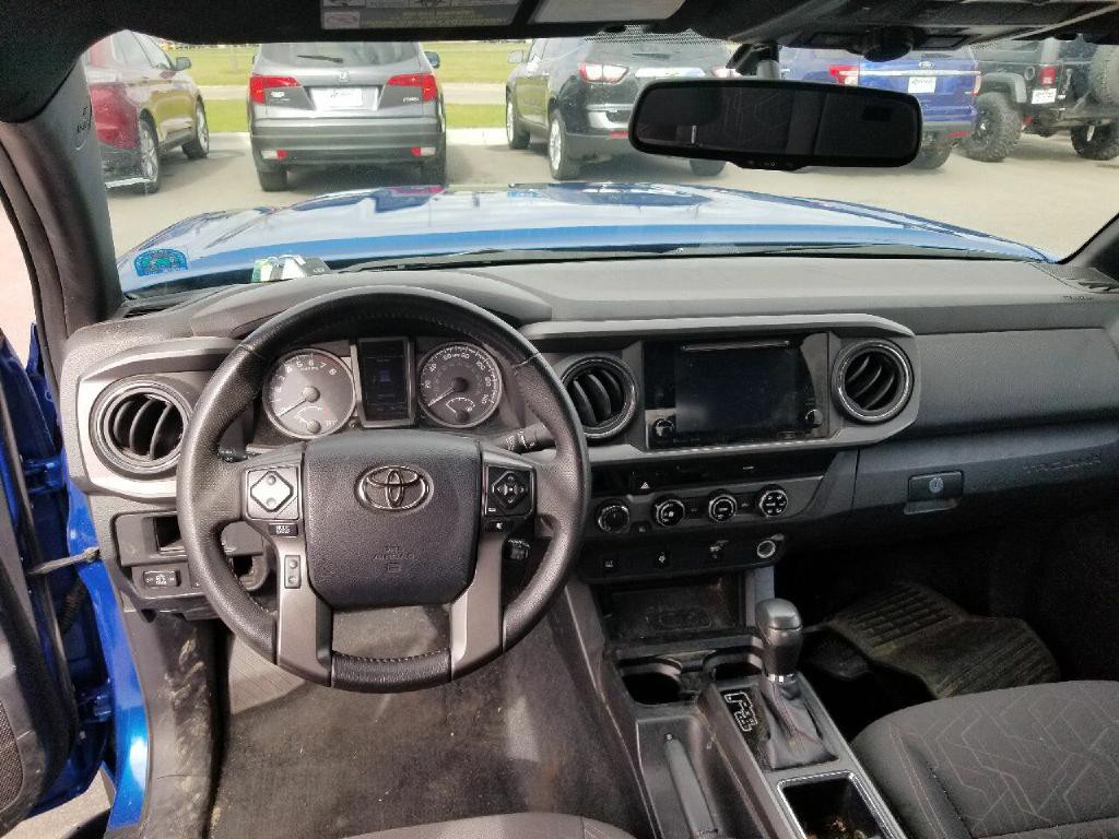 2017 Toyota Tacoma Image 11