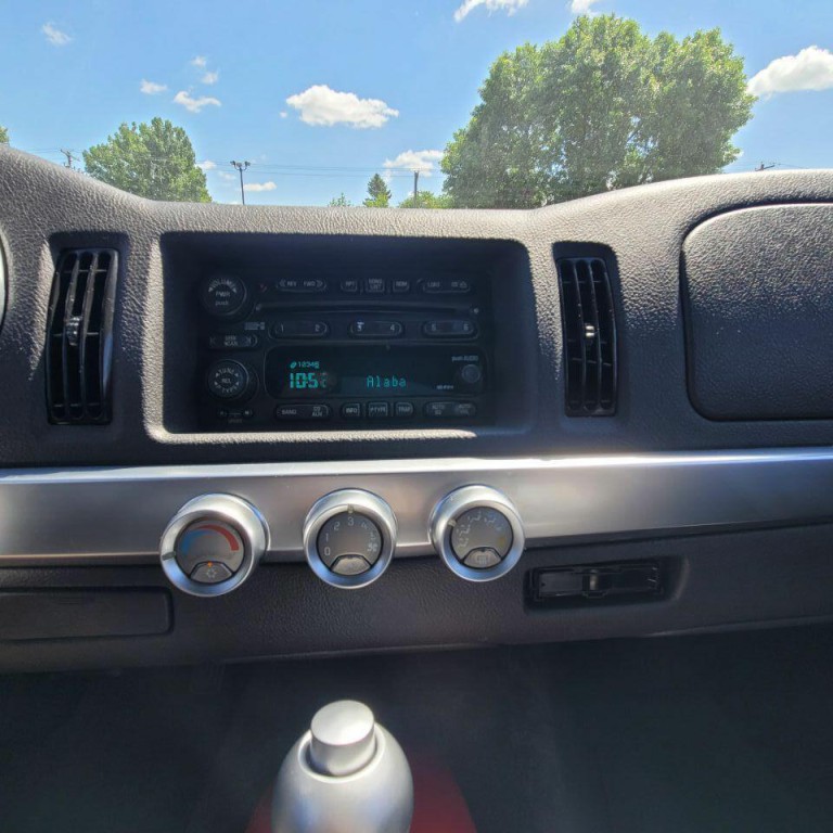 2004 Chevrolet SSR Image 11