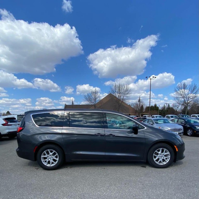 2017 Chrysler Pacifica Image 5