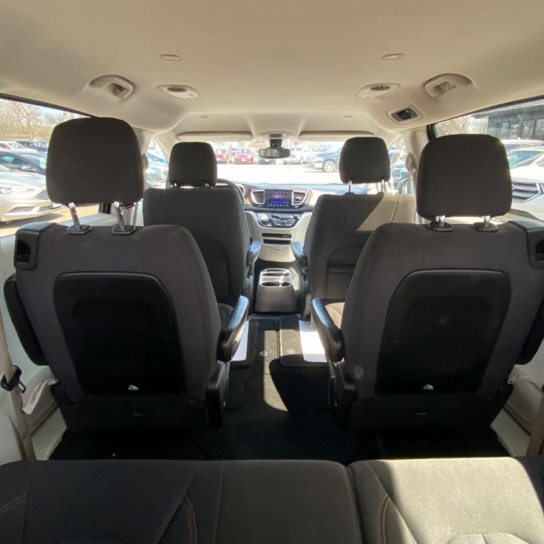 2017 Chrysler Pacifica Image 12